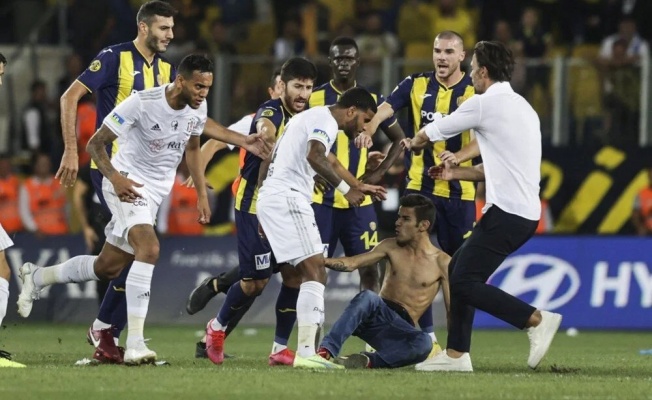 Ankara'da maç bitti saha karıştı