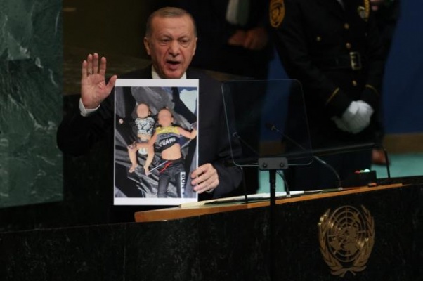 Erdoğan BM'de boğularak ölen bebeklerin fotoğrafını gösterdi! Kiryakos Miçotakis çok rahatsız oldu