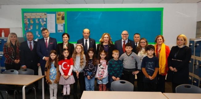 Cumhurbaşkanı Tatar Londra’da Türk okulunu ziyaret etti