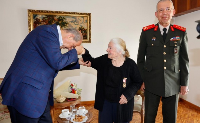 Cumhurbaşkanı Tatar, Anneler Günü dolayısıyla ziyaretlerde bulundu, madalya takdimi yaptı