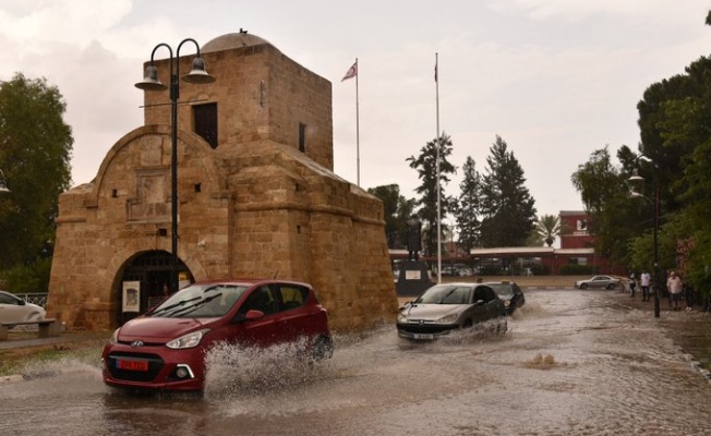 Polis, sağanak yağış nedeniyle sürücüleri uyardı