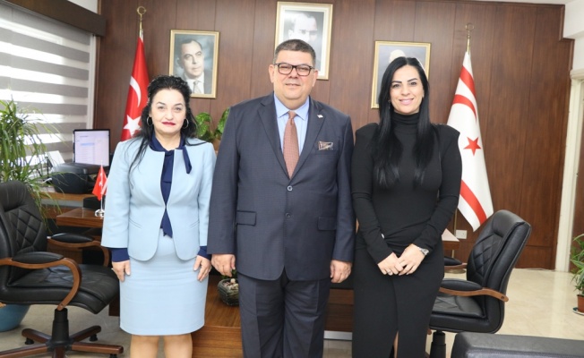 Maliye Bakanı Özdemir Berova, Bakanlığının Çalışan Kadın Personellerini Ziyaret Etti